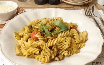 Receta de pasta con espárragos, tomate, nueces y rúcula