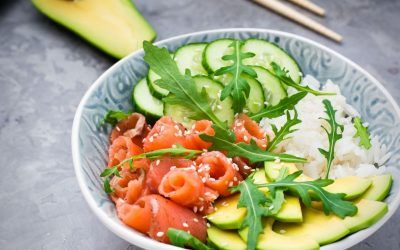 Receta sana: Ensalada de aguacate, pepino y salmón