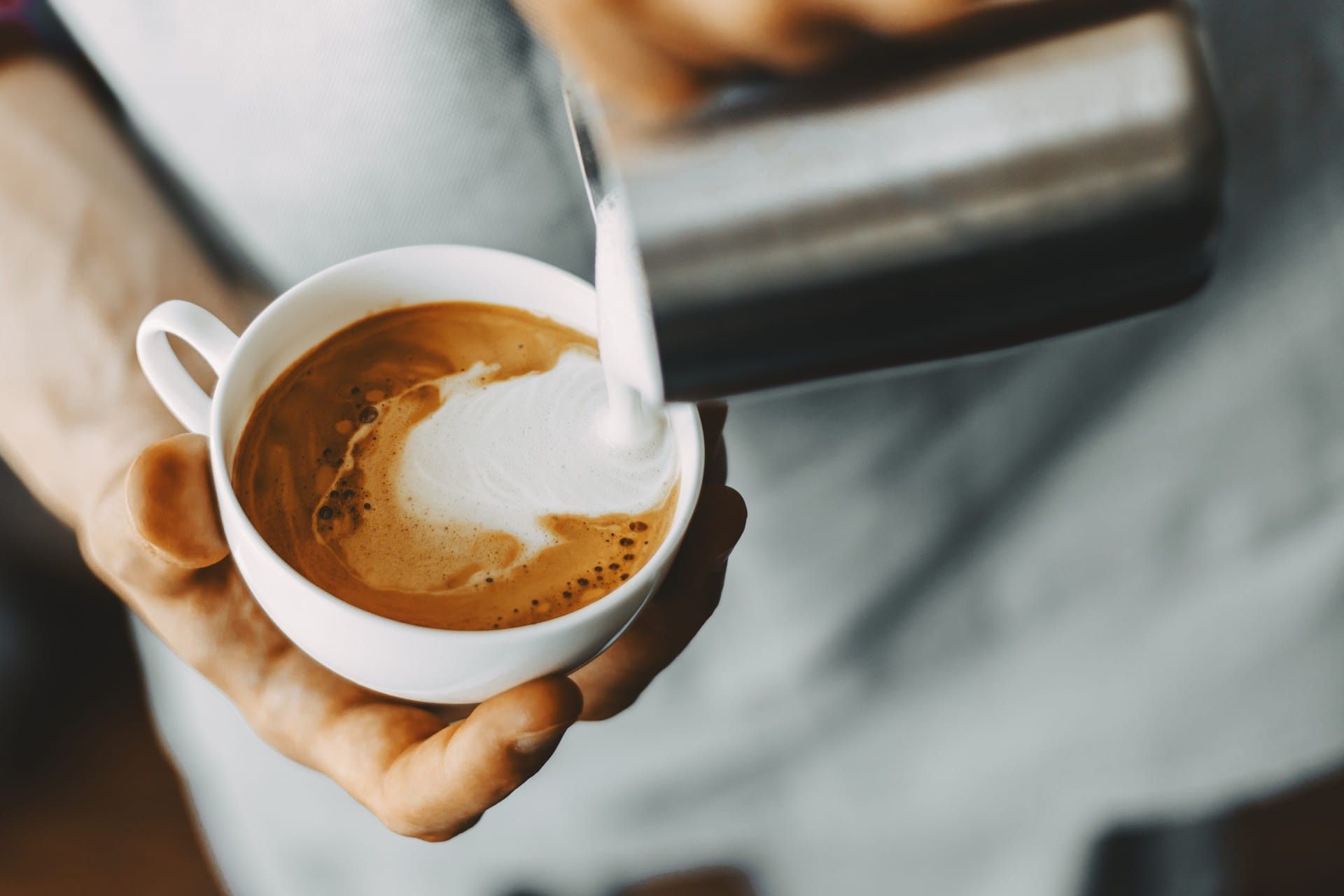 Barista sirviendo café